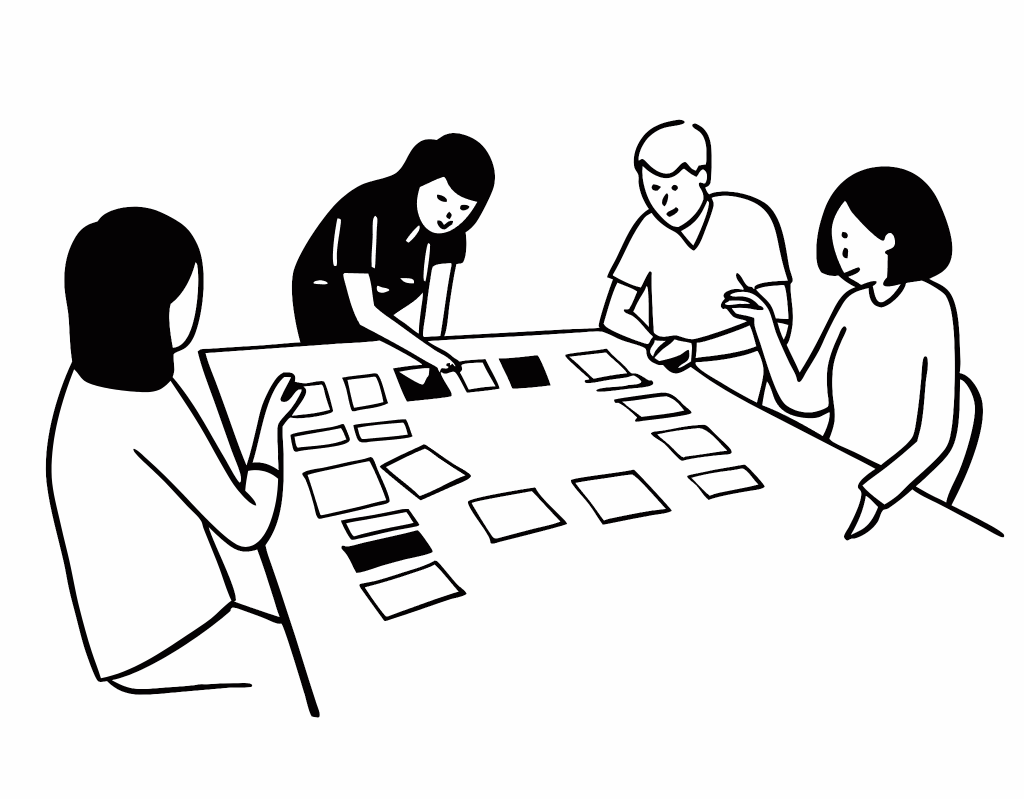 Personne collaborant autour d'une table pour ordonner des cartes