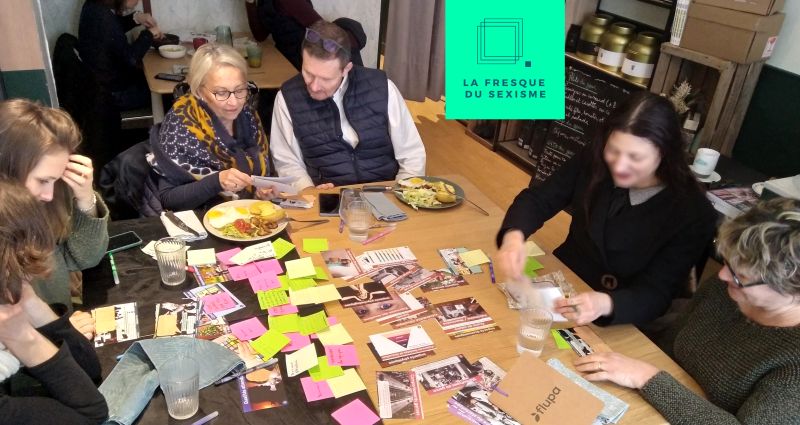 Participants discutant ensemble autour des cartes de la Fresque du sexisme