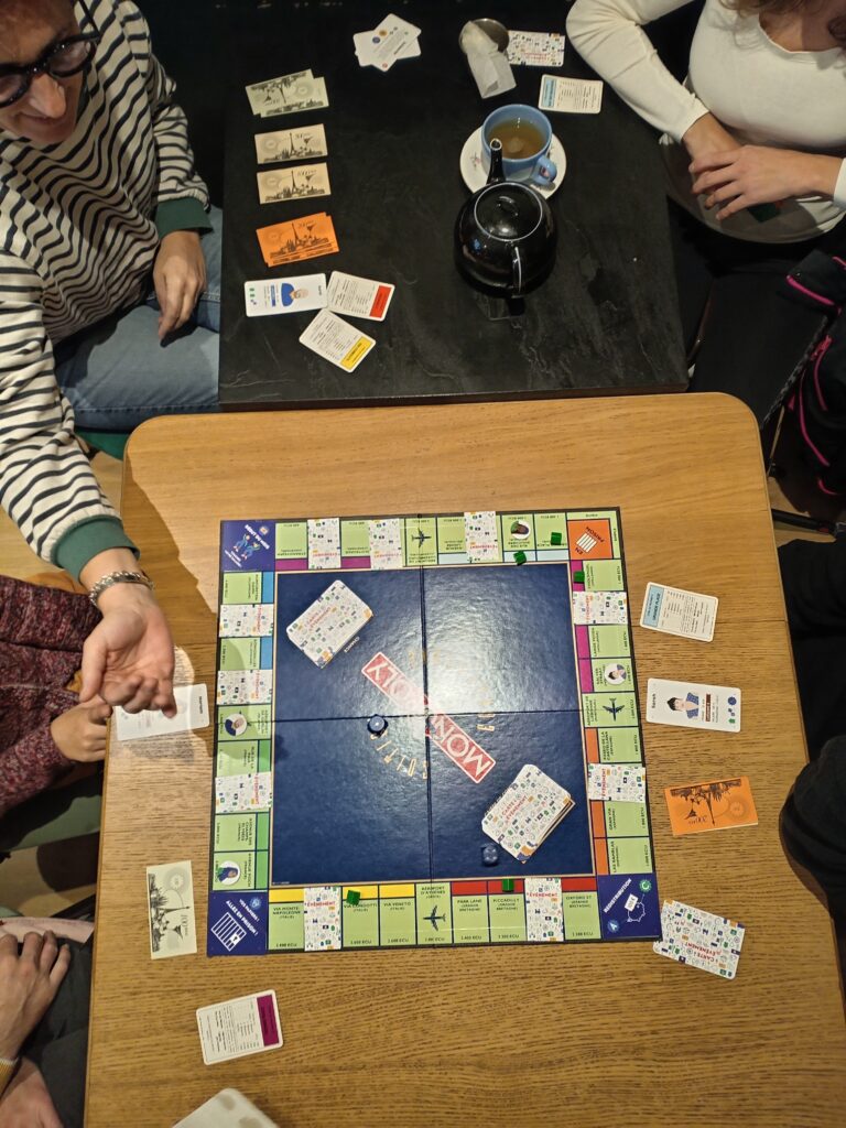 Personnes jouant au Monopoly des inégalités