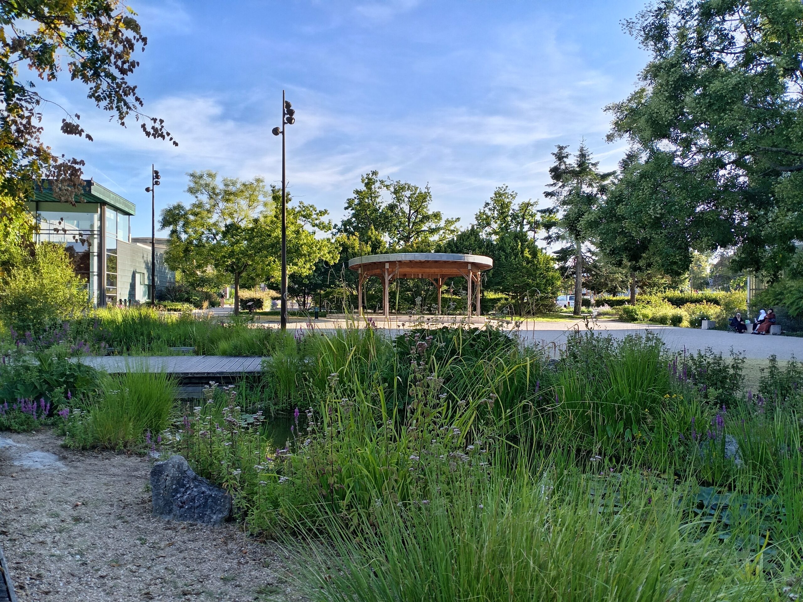 Parc arboré avec une gloriette