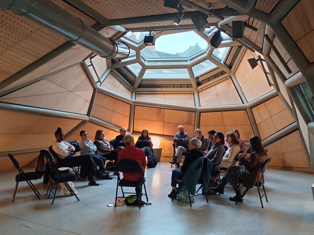 personnes discutant entre elles à l'intérieur du Frac d'Orléans